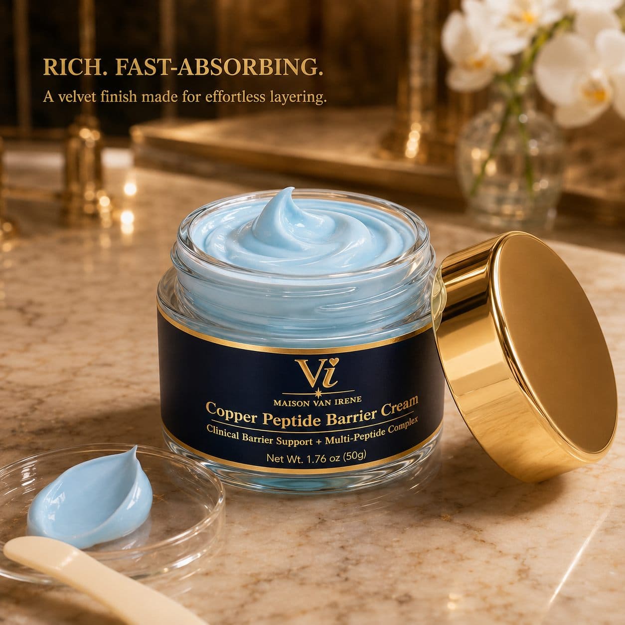 Tarro abierto de la Copper Peptide Barrier Cream con un remolino azul aterciopelado — acabado rico y de rápida absorción, hecho para aplicar en capas