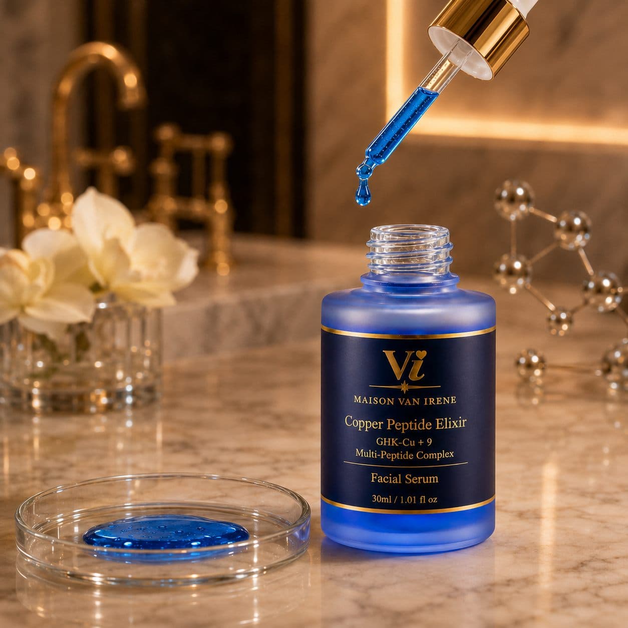 Gotero del Copper Peptide Elixir liberando una gota de sérum azul en el frasco abierto — textura ligera como el agua